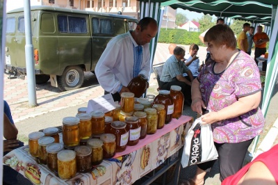 У райцентрі Буковини провели Свято меду (ФОТО)