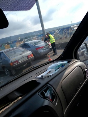 У Чернівцях велосипедист пробив головою заднє скло автівки