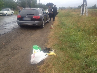 На Буковині поліція у погоні затримала трьох осіб, які перевозили снодійний мак (ФОТО)