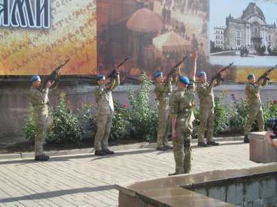 У Чернівцях на мітингу під салют підняли Державний Прапор (ФОТО)