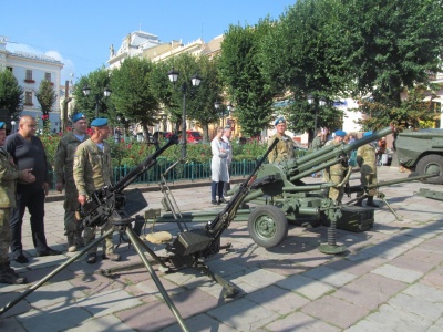 У Чернівцях на мітингу під салют підняли Державний Прапор (ФОТО)