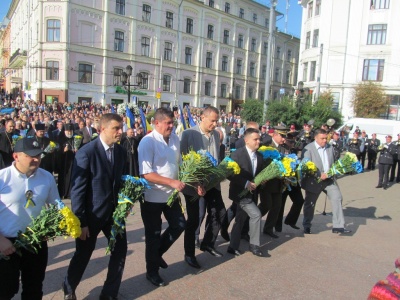 У Чернівцях на мітингу під салют підняли Державний Прапор (ФОТО)