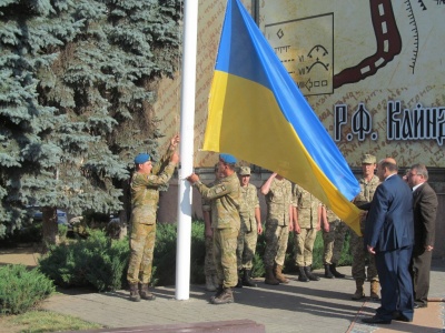 У Чернівцях на мітингу під салют підняли Державний Прапор (ФОТО)