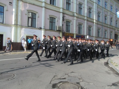 У Чернівцях на мітингу під салют підняли Державний Прапор (ФОТО)