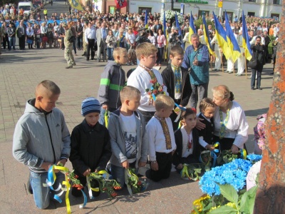 У Чернівцях на мітингу під салют підняли Державний Прапор (ФОТО)