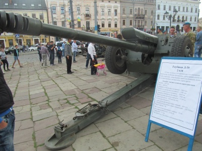 У центрі Чернівців - виставка зброї та військової техніки (ФОТО)