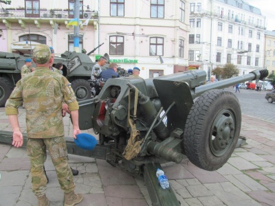 У центрі Чернівців - виставка зброї та військової техніки (ФОТО)