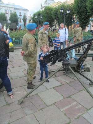 У центрі Чернівців - виставка зброї та військової техніки (ФОТО)