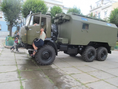 У центрі Чернівців - виставка зброї та військової техніки (ФОТО)