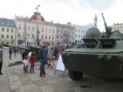 У центрі Чернівців - виставка зброї та військової техніки (ФОТО)