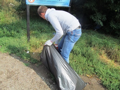 У Чернівецькій області десятки вірян влаштували прибирання прикордонної зони (ФОТО)