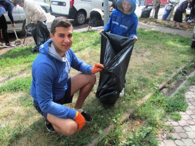 У Чернівецькій області десятки вірян влаштували прибирання прикордонної зони (ФОТО)