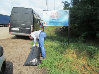 У Чернівецькій області десятки вірян влаштували прибирання прикордонної зони (ФОТО)