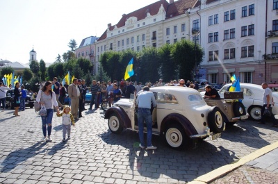 «Відновив авто з металобрухту»: учасники параду ретро-автомобілів у Чернівцях показали свої раритети (ФОТО)