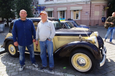 «Відновив авто з металобрухту»: учасники параду ретро-автомобілів у Чернівцях показали свої раритети (ФОТО)