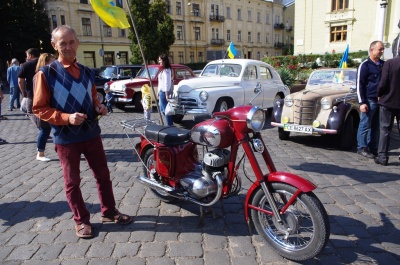 «Відновив авто з металобрухту»: учасники параду ретро-автомобілів у Чернівцях показали свої раритети (ФОТО)