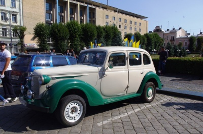 «Відновив авто з металобрухту»: учасники параду ретро-автомобілів у Чернівцях показали свої раритети (ФОТО)