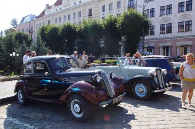 «Відновив авто з металобрухту»: учасники параду ретро-автомобілів у Чернівцях показали свої раритети (ФОТО)