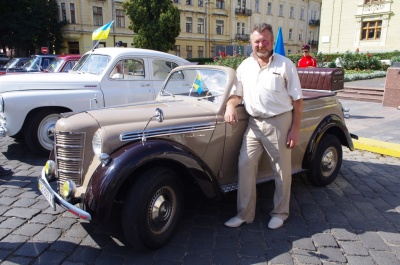 «Відновив авто з металобрухту»: учасники параду ретро-автомобілів у Чернівцях показали свої раритети (ФОТО)