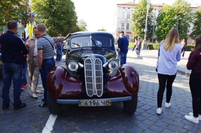 «Відновив авто з металобрухту»: учасники параду ретро-автомобілів у Чернівцях показали свої раритети (ФОТО)