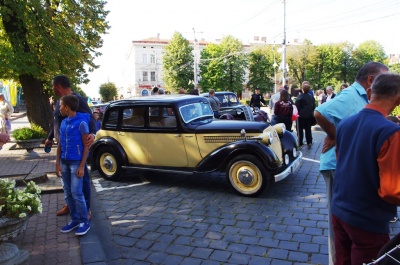 «Відновив авто з металобрухту»: учасники параду ретро-автомобілів у Чернівцях показали свої раритети (ФОТО)