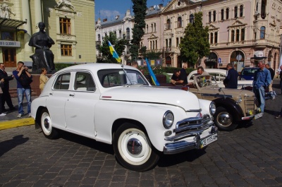 «Відновив авто з металобрухту»: учасники параду ретро-автомобілів у Чернівцях показали свої раритети (ФОТО)