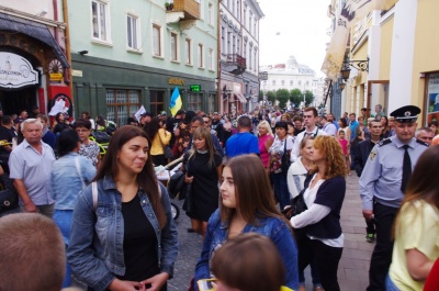 У Чернівцях статую Європи урочисто вдягнули у синьо-жовтий одяг (ФОТО)