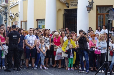 У Чернівцях статую Європи урочисто вдягнули у синьо-жовтий одяг (ФОТО)