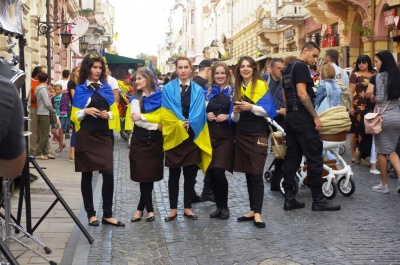 У Чернівцях статую Європи урочисто вдягнули у синьо-жовтий одяг (ФОТО)