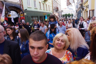 У Чернівцях статую Європи урочисто вдягнули у синьо-жовтий одяг (ФОТО)