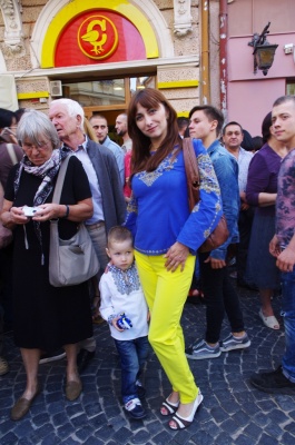 У Чернівцях статую Європи урочисто вдягнули у синьо-жовтий одяг (ФОТО)