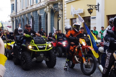 У Чернівцях статую Європи урочисто вдягнули у синьо-жовтий одяг (ФОТО)