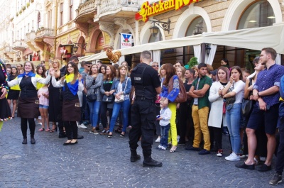 У Чернівцях статую Європи урочисто вдягнули у синьо-жовтий одяг (ФОТО)