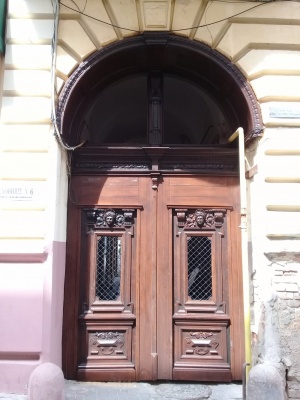 Підприємець відновив старовинні двері у Чернівцях (ФОТО)