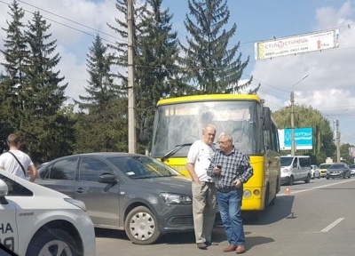 У Чернівцях маршрутка зіткнулась із легковим авто. ОНОВЛЕНО