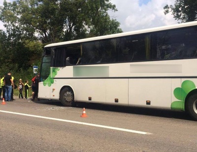 У Чернівцях іноземний автобус не розминувся з вантажівкою: одну пасажирку госпіталізували