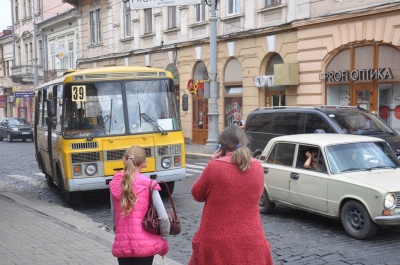 Виконком Чернівців погодив запровадження проїзних для пільгового перевезення школярів маршрутками
