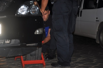 У центрі Чернівців поліція оштрафувала «Лексус», що припаркувався впритул до «зебри»