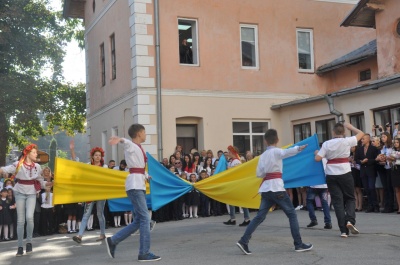 Перший дзвоник в Чернівецькій гімназії: у вишиванках та без виступів чиновників (ФОТО)