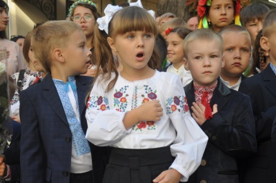 Перший дзвоник в Чернівецькій гімназії: у вишиванках та без виступів чиновників (ФОТО)