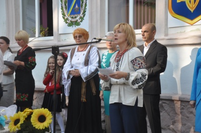 Перший дзвоник в Чернівецькій гімназії: у вишиванках та без виступів чиновників (ФОТО)