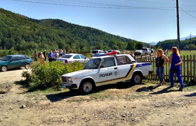 У Чернівецькій області під час акції протесту селяни виштовхали автомобіль поліції (ВІДЕО)