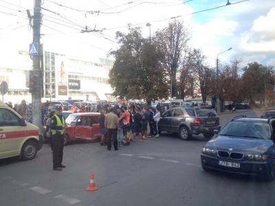 У Чернівцях зітнулись два авто: водій похилого віку перехвилювався