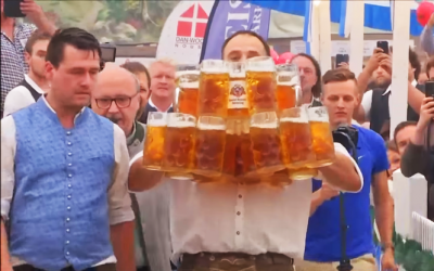Німецький офіціант проніс 29 келихів пива і поставив новий світовий рекорд 