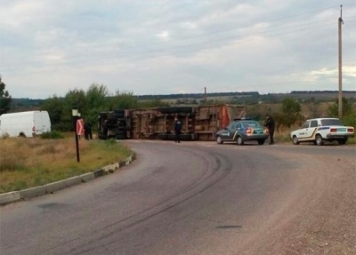 У Чернівецькій області перекинулась вантажівка з насінням ріпаку (ФОТО)