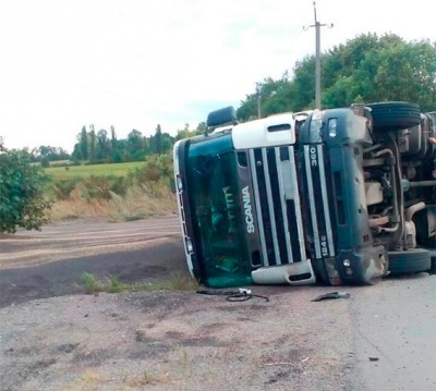 У Чернівецькій області перекинулась вантажівка з насінням ріпаку (ФОТО)