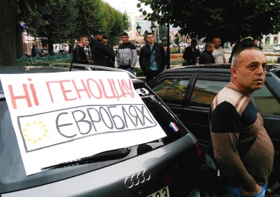 «Ні - геноциду євроблях»: власники автомобілів з іноземною реєстрацією влаштували пікет під мерією Чернівців