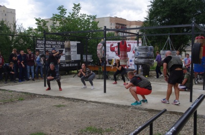 У Чернівцях відкрили новий спортмайданчик: чернівчани бігали і виконували складні нормативи (ФОТО)