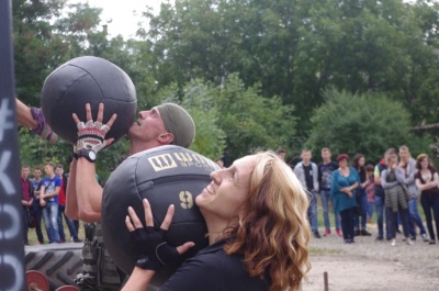 У Чернівцях відкрили новий спортмайданчик: чернівчани бігали і виконували складні нормативи (ФОТО)