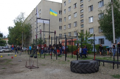 У Чернівцях відкрили новий спортмайданчик: чернівчани бігали і виконували складні нормативи (ФОТО)